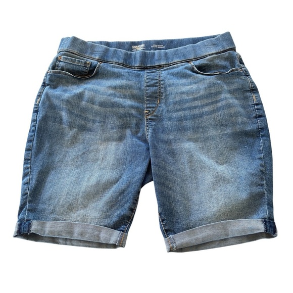Levi Strauss Slimming Plus Size 20 Bermuda Jean Shorts Pull-on Totally Shaping - Picture 1 of 13